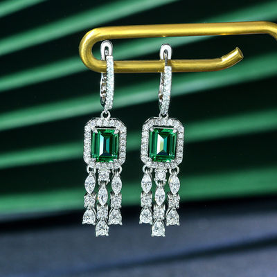 Des boucles d'oreilles en zirconium cube de pierre précieuse verte pour le mariage