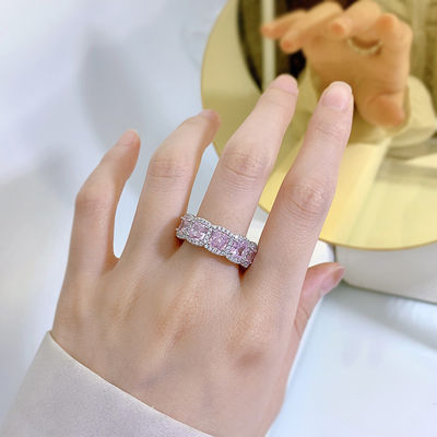 Des bagues de mariage et de fiançailles en pierre jaune de luxe pour la fête