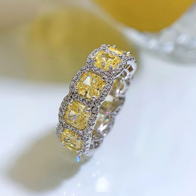 Des bagues de mariage et de fiançailles en pierre jaune de luxe pour la fête