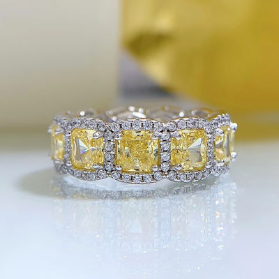 Des bagues de mariage et de fiançailles en pierre jaune de luxe pour la fête