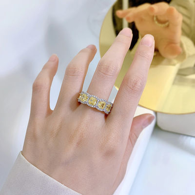 Des bagues de mariage et de fiançailles en pierre jaune de luxe pour la fête