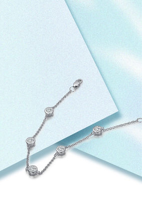 Des bracelets en argent moissanite pour femmes