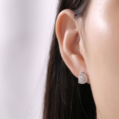 Des boucles d'oreilles en argent sterling Moissanite 925