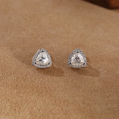 Des boucles d'oreilles en argent sterling Moissanite 925