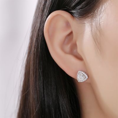 Des boucles d'oreilles en argent sterling Moissanite 925