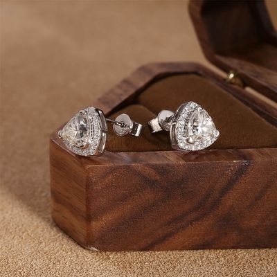 Des boucles d'oreilles en argent sterling Moissanite 925