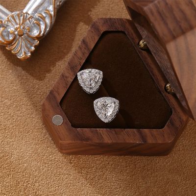 Des boucles d'oreilles en argent sterling Moissanite 925