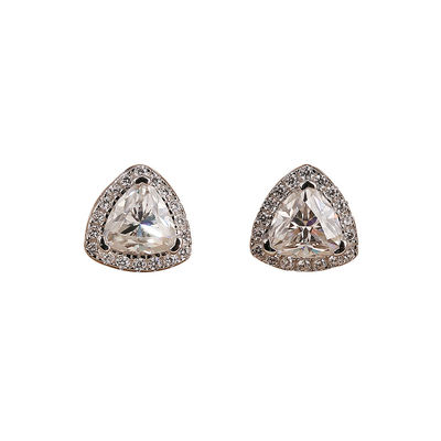 Des boucles d'oreilles en argent sterling Moissanite 925