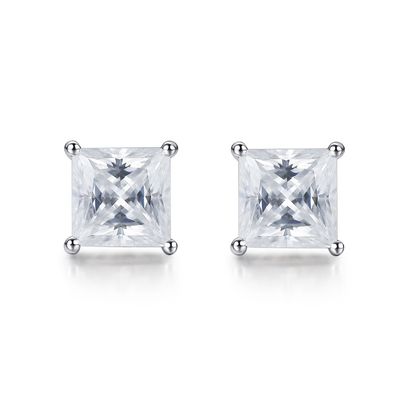 Des boucles d'oreilles d'or moissanite diamants pour cadeau d'anniversaire