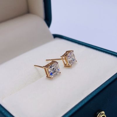 Des boucles d'oreilles d'or moissanite diamants pour cadeau d'anniversaire
