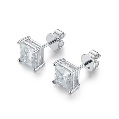 Des boucles d'oreilles d'or moissanite diamants pour cadeau d'anniversaire