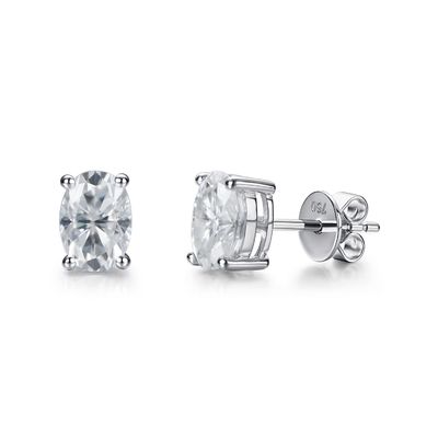 Des boucles d'oreilles en or de 18 carats en moissanite en diamant en forme ovale