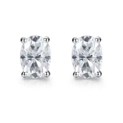 Des boucles d'oreilles en or de 18 carats en moissanite en diamant en forme ovale