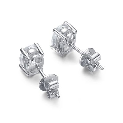 Des boucles d'oreilles en or de 18 carats en moissanite en diamant en forme ovale