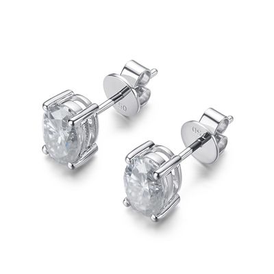 Des boucles d'oreilles en or de 18 carats en moissanite en diamant en forme ovale