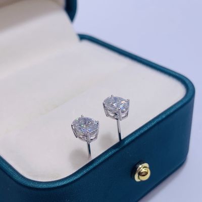 Des boucles d'oreilles en or de 18 carats en moissanite en diamant en forme ovale