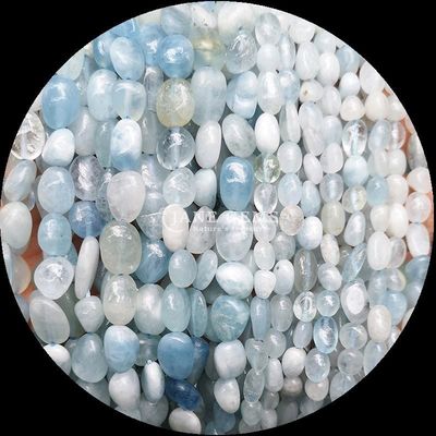Les pierres précieuses de cristal naturel à forme irrégulière sont utilisées pour les colliers et les bracelets