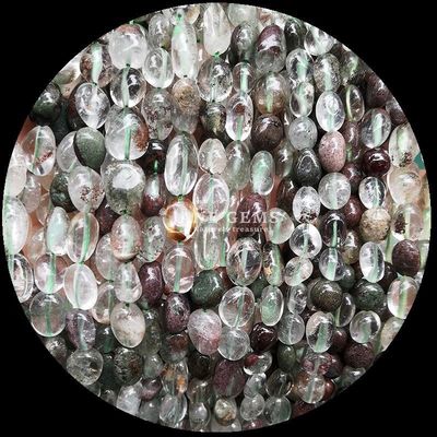 Les pierres précieuses de cristal naturel à forme irrégulière sont utilisées pour les colliers et les bracelets