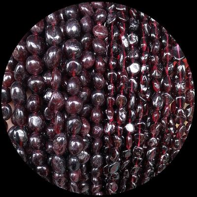 Les pierres précieuses de cristal naturel à forme irrégulière sont utilisées pour les colliers et les bracelets