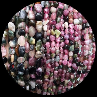 Les pierres précieuses de cristal naturel à forme irrégulière sont utilisées pour les colliers et les bracelets