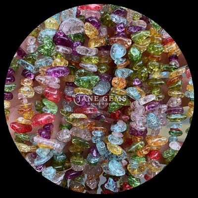 La pierre d'agate rouge est une pierre précieuse de forme irrégulière, de forme cristalline naturelle.
