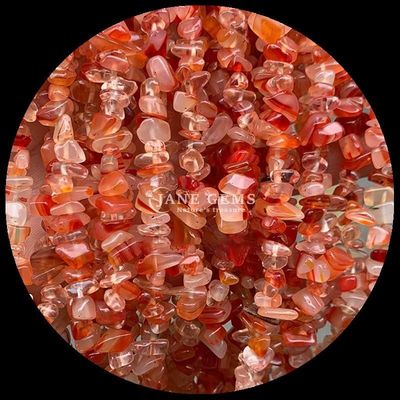 La pierre d'agate rouge est une pierre précieuse de forme irrégulière, de forme cristalline naturelle.
