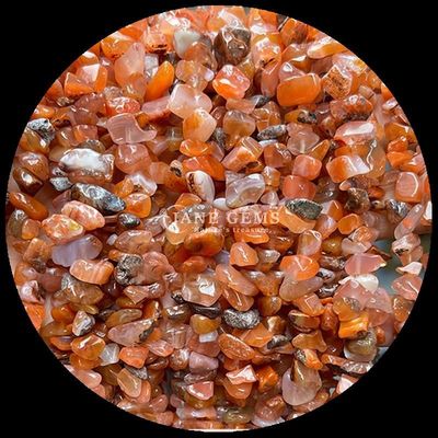 La pierre d'agate rouge est une pierre précieuse de forme irrégulière, de forme cristalline naturelle.