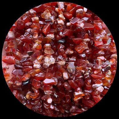 La pierre d'agate rouge est une pierre précieuse de forme irrégulière, de forme cristalline naturelle.
