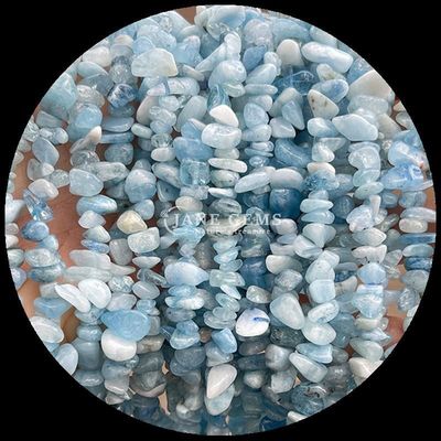 La flore de l'aquamarine est une pierre précieuse de forme irrégulière, de forme cristalline naturelle.