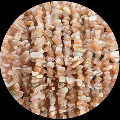 La flore de l'aquamarine est une pierre précieuse de forme irrégulière, de forme cristalline naturelle.