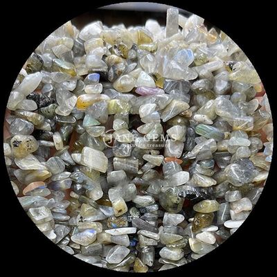 La flore de l'aquamarine est une pierre précieuse de forme irrégulière, de forme cristalline naturelle.