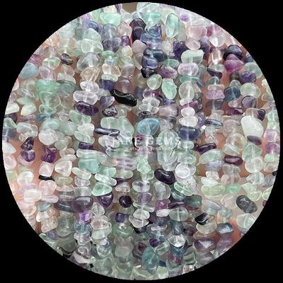 La flore de l'aquamarine est une pierre précieuse de forme irrégulière, de forme cristalline naturelle.