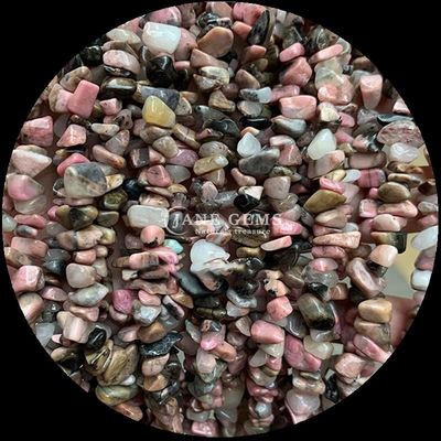 La flore de l'aquamarine est une pierre précieuse de forme irrégulière, de forme cristalline naturelle.