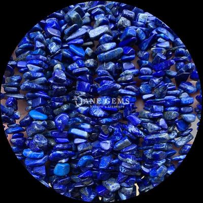 La flore de l'aquamarine est une pierre précieuse de forme irrégulière, de forme cristalline naturelle.