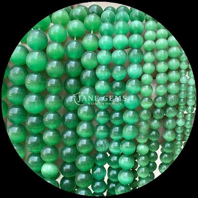 La forme ronde des perles de pierre précieuse couleur bleu vert orange couleur de l'œil de chat