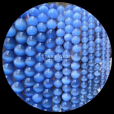 La forme ronde des perles de pierre précieuse couleur bleu vert orange couleur de l'œil de chat