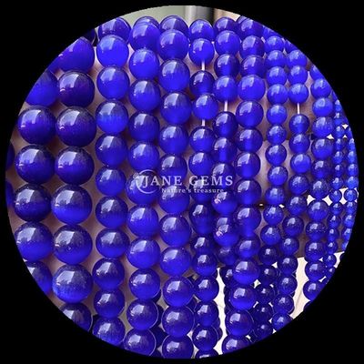 La forme ronde des perles de pierre précieuse couleur bleu vert orange couleur de l'œil de chat