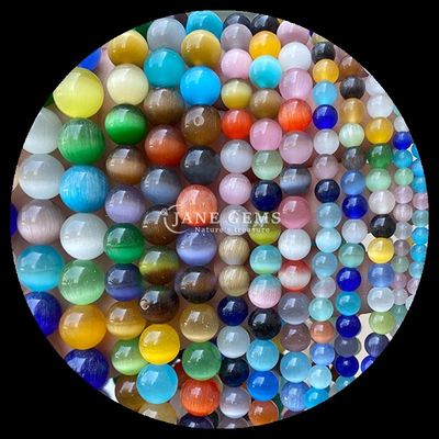 La forme ronde des perles de pierre précieuse couleur bleu vert orange couleur de l'œil de chat