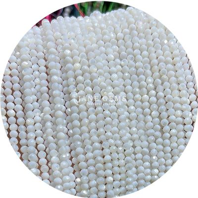 Les perles de pierre naturelle à facettes sont des cristaux semi-précieux en vrac pour la fabrication de bijoux.
