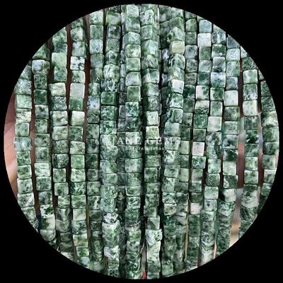 Des perles d'agate bleu indienne pour la guérison des cristaux et la fabrication de bijoux DIY de différentes tailles