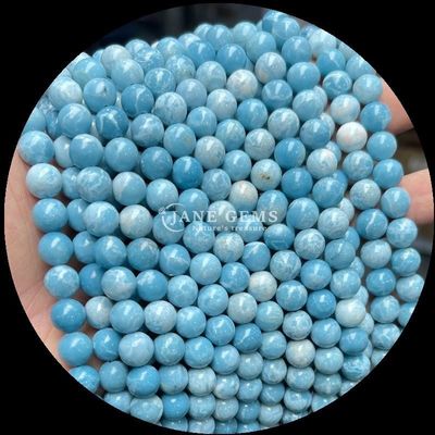 Des perles de pierres précieuses naturelles de plusieurs couleurs des perles de pierres précieuses naturelles de l'aquamarin