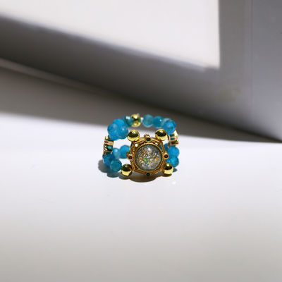 Une bague à perles de cristal d'apatite à facettes, un bracelet pour la désintoxication et la stabilité émotionnelle.