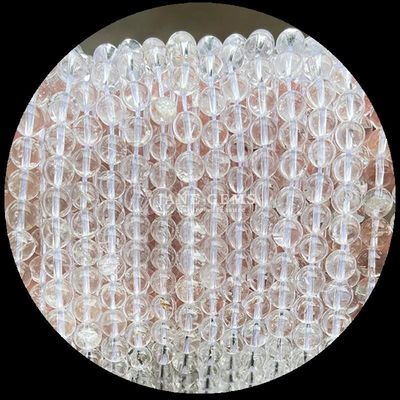 Des perles de pierre précieuse de forme ronde naturelle, du quartz clair, du citrine, de l'améthyste.