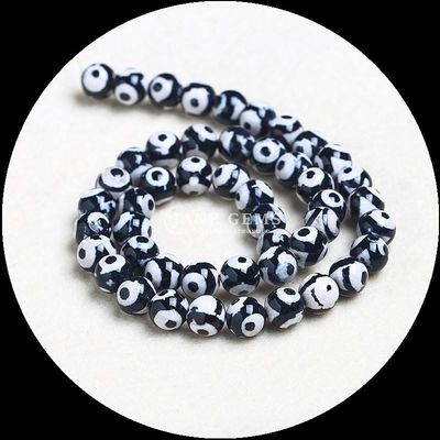 Des perles d'agate tibétaine de forme ronde