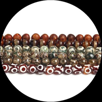 Des perles d'agate tibétaine de forme ronde