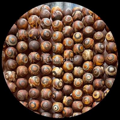 Des perles d'agate tibétaine de forme ronde