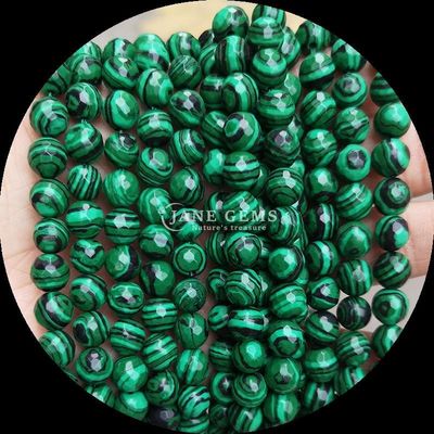 Des perles de malachite synthétiques parfaites pour des bracelets de couleurs différentes.