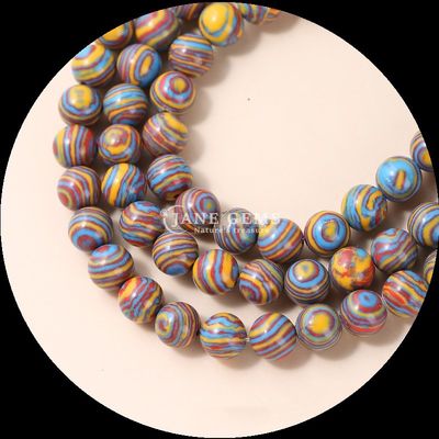 Des perles de malachite synthétiques parfaites pour des bracelets de couleurs différentes.