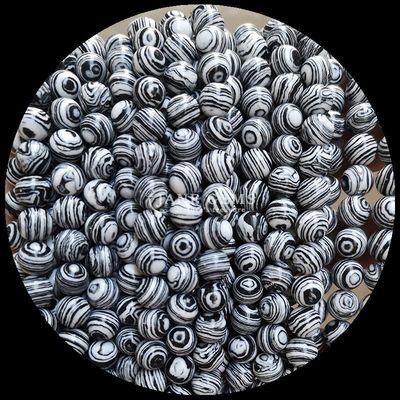 Des perles de malachite synthétiques parfaites pour des bracelets de couleurs différentes.