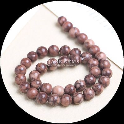 Des perles de pierre précieuse de forme ronde, des perles en bois, des brins de perles lâches pour des bracelets, des décorations faites à la main.